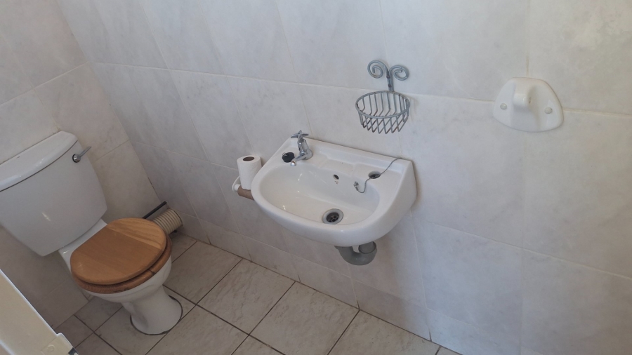 To Let 5 Bedroom Property for Rent in Humansdorp Eastern Cape